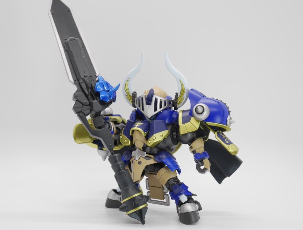 武器:トレーオバスターソードヴァルキュリアバスターソードをモチーフにした武器。付属の青い部分は牛の顔をデザインしています。かなり大型の武器になりました、浪漫の塊です。