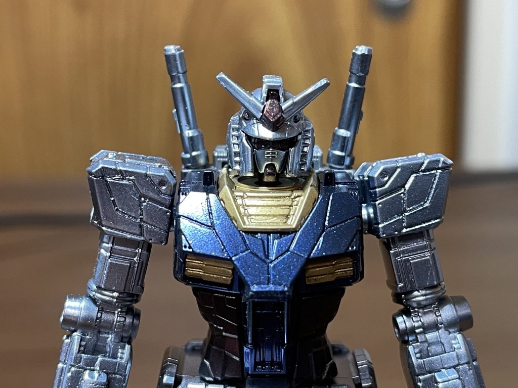 黒をベースに、襟のブラスはちゃんと色も乗りましたが、胸部は光の具合で青にも黒にも見えます。