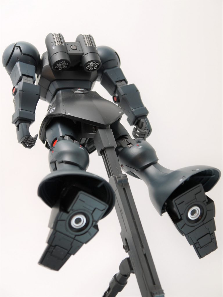 ランドセルは廃止して、もっとMHっぽくしようか悩みましたが、これがあるとかなりギャンっぽさが出るので、残しました。ランドセル・足裏のバーニアはシルバーで塗装しています。