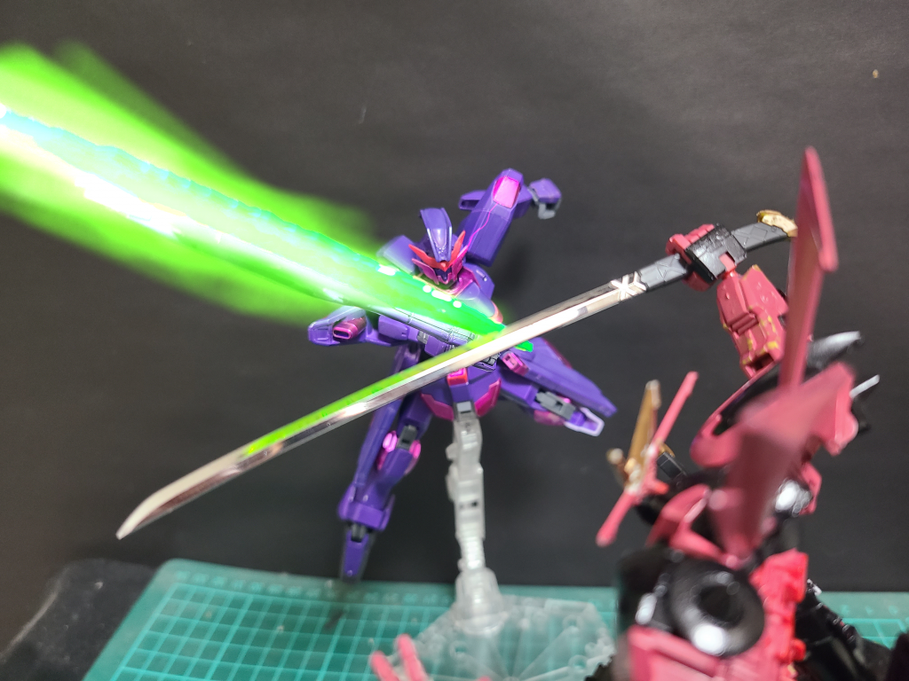 ストレートアストレイVSインベイジョンガンダムサヤ「こいつ見た目のわりにパワーがあるな」ノイズと共に声が聞こえる?「じゃ…ま……まし…ない…しない…で…で…その…エ……エル…ダイ…バー……ダイバー…食べ……べ…べ…食べ…させ……せて…」サヤ「はぁ!?何言ってるんだこいつ…!」シナ「……」ハウンド「っ…?喋ったのかあいつ一体だれが操縦を…」