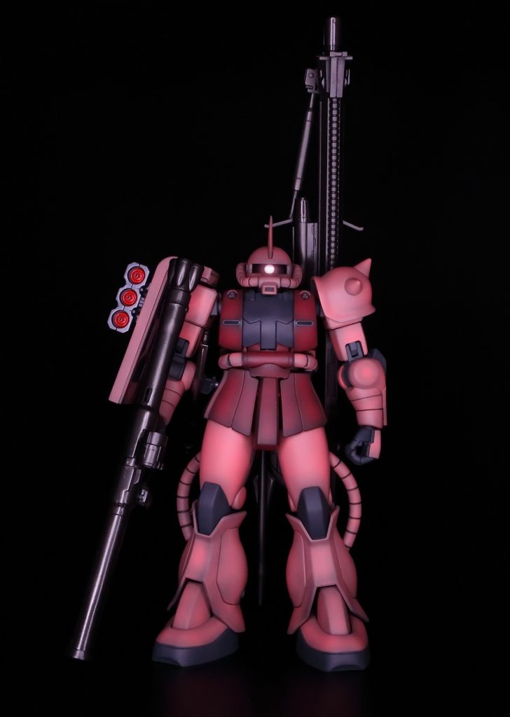 HGBCバリスティックウェポンズのパッケージなどにはオリジン版シャアザクで再現するような写真が載っていますが、設定画やアニメ中では明らかにオリジン版よりもファースト風に描かれていたので、アニメに忠実になるように努めました。またアニメでの出撃時の装備状態を再現することを目指しました。