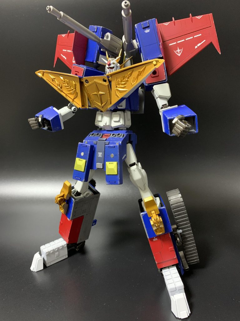 胸部が開いてエンブレムになるのは、まるでグレートマ○トガイン肩のキャノンはまるでグレートファ○バード頭部の後ろに金の飾りがつくのはまるでファイヤージェ○デッカー脚部のキャタピラはまるでスーパーファイヤーダ○オン大好きな勇者シリーズをイメージした、グレート合体だ。