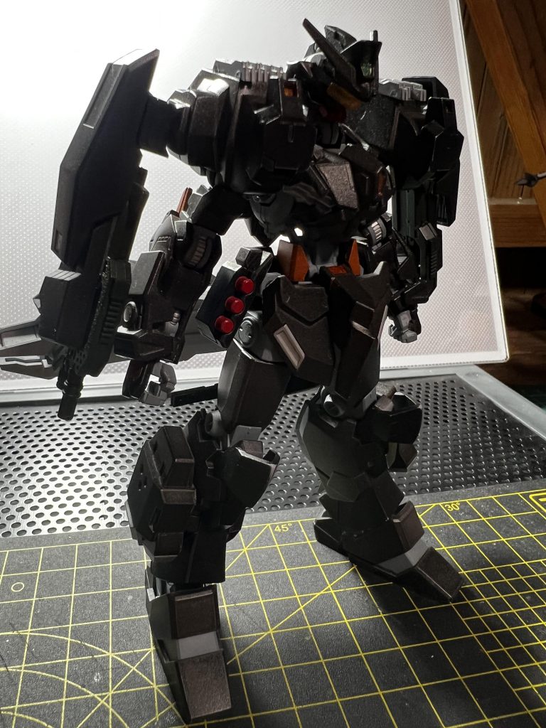 機体のコンセプトは市街地、特に都心部での戦闘をイメージして作りました。バイザーやシルエットをできる限り左右対象にして正規部隊感を出しました。