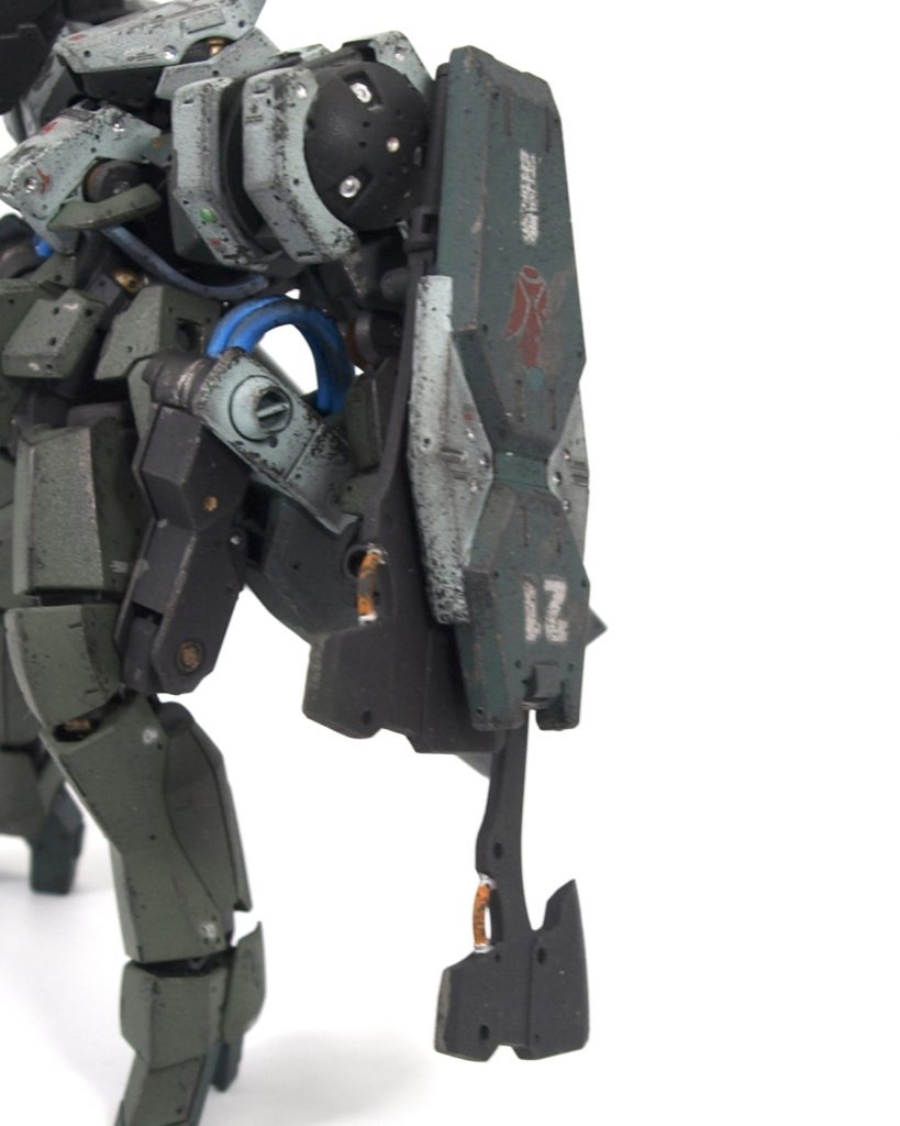 シールド裏に斧を2本マウントできるようにしています。