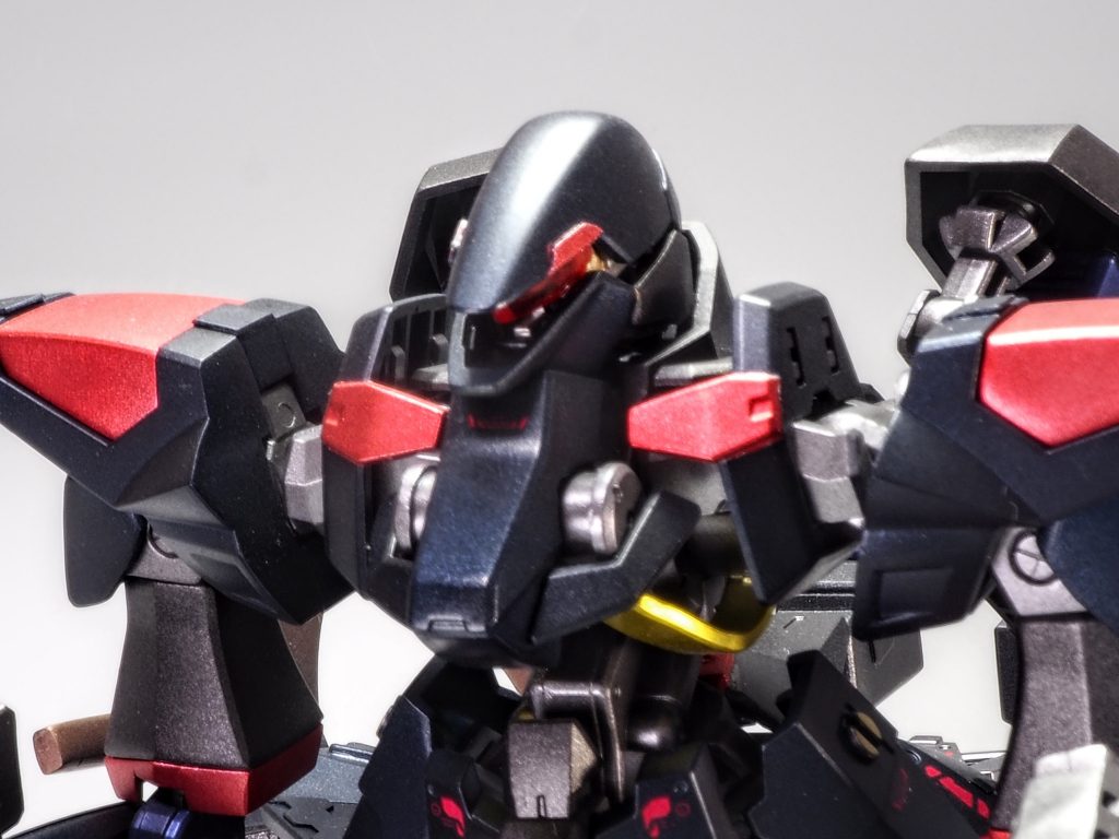 頭部はセンサー能力向上のために常時解放状態、センサー保護用にバイザーをクリアーパーツで作りました。