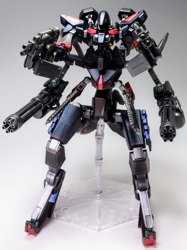 立ち上がると通常のMSの倍ほどの身長になります。脳内設定ですが通常のMSでは扱うことが困難な重火器を運用することを目的に開発された試作機とゆうことで武装にジャイアントガトリングをチョイスしました。手持ちのヘビーマシンガンと腰のチェーンソーはコトブキヤのパーツです。