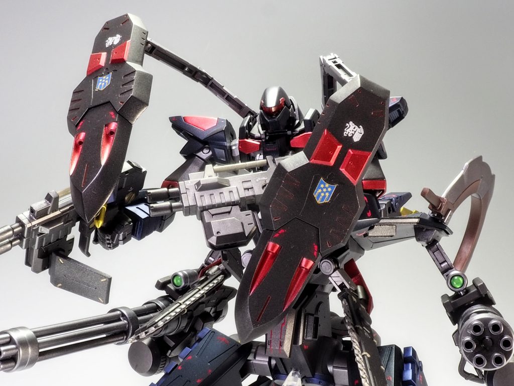 シールドを全面に展開したところです。一応グレイズなので所属はギャラルホルンとゆうコトでマークを貼ってます。