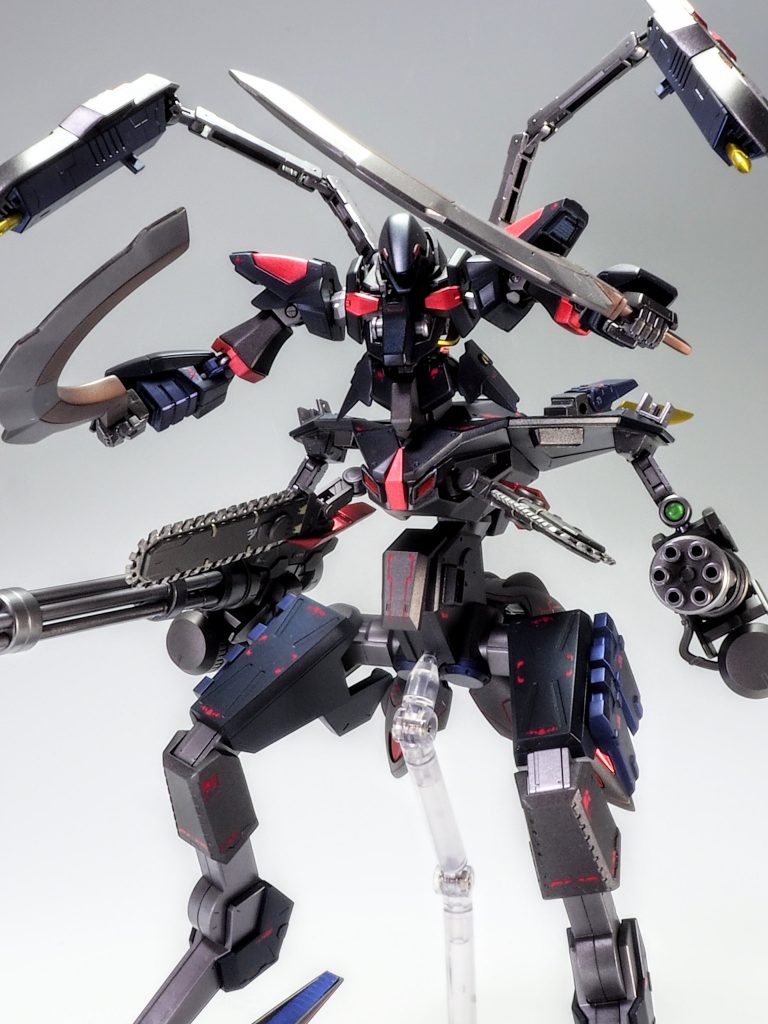 接近戦用の武装にユーゴーの円月刀を装備させました。大きさがちょうど良かっです。チェーンソーは懐に入られた時の迎撃用の装備です。