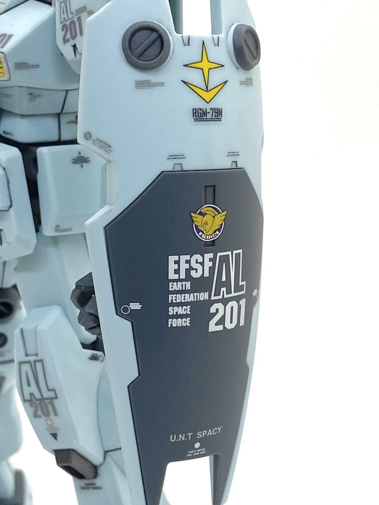 アニメでシールドは大きい連邦マークが見えていたので大きめのデカールを貼りました。