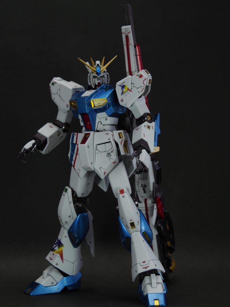 塗装はガンダムマーカーエアブラシシステムを使いました。青:コスモメタブルー赤:ロイヤルメタレッド黄:イエローゴールド黒及び関節部:ヘビーガンメタリックカメラアイ及びセンサー:メタグリーンシリンダー及びスラスター:シャインシルバーとレッドゴールド白は成型色そのままです。トップコートは水性プレミアムで、メタリック部は光沢、成型色はつや消しを吹きました。