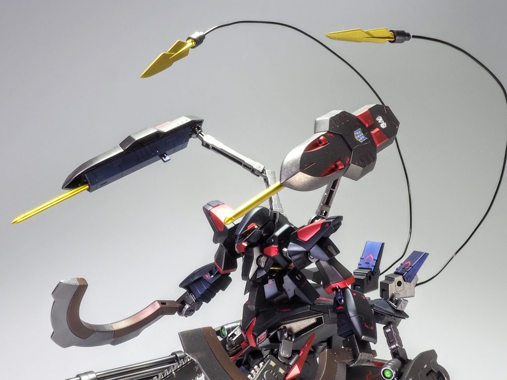 シールドはアンカーを打ち出して攻撃もできます。背部にワイヤーアンカーの射出ユニットを装備、死角からの奇襲に使います。