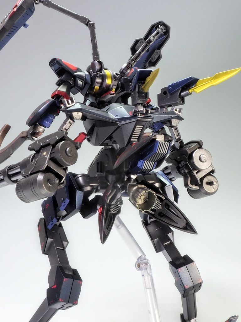 腰のバーニアは展開可能です。接続にはジャイアントガトリングの三脚を使いました。