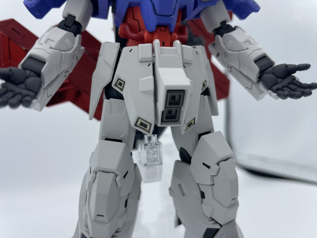 股間の角形スラスターのみ、他とは異なる色にしました。