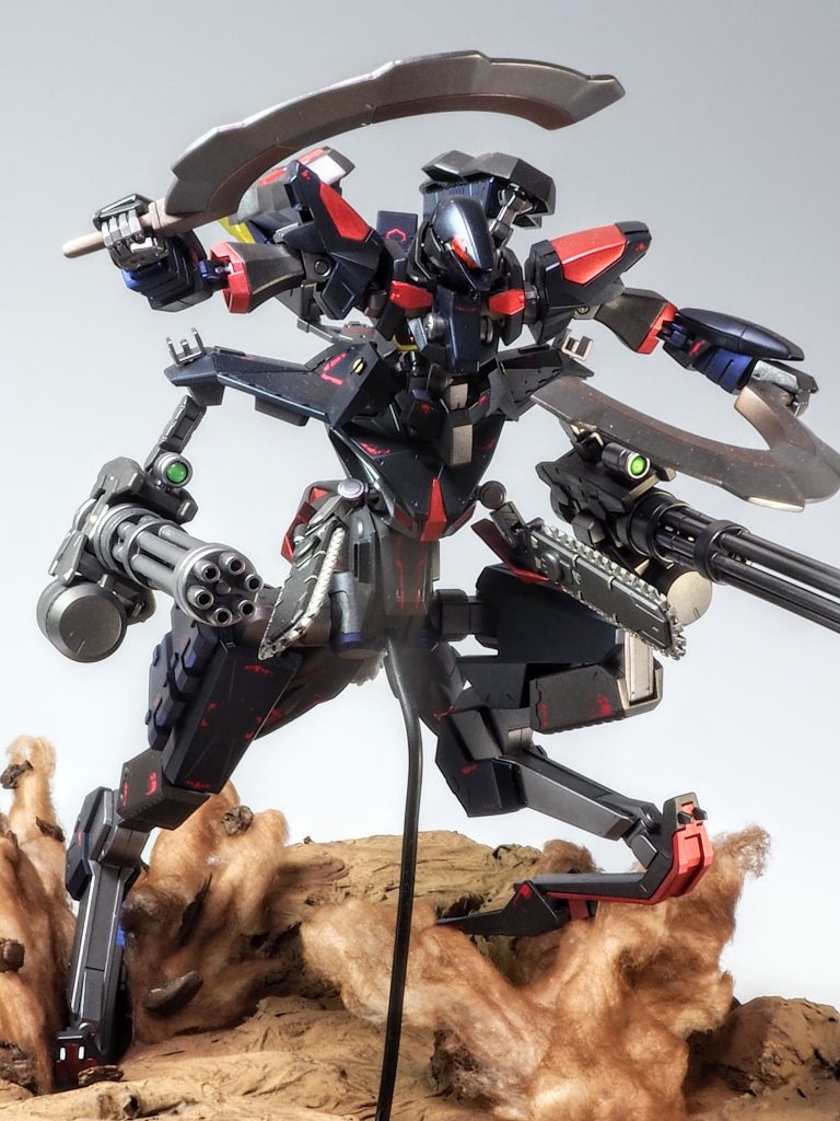 今回もベースを作ってジオラマ風に仕上げました。スタイロフォームで地面をコットンパフで砂煙を作ってます。塗装は艶消しのメタリック塗装で仕上げました。