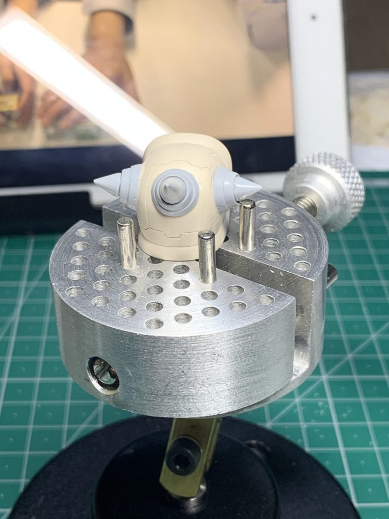 前回のナイチンゲール制作中にスジボリ堂パーフェクトバイス購入したのですが、なかなか使い勝手が良く今回のザク制作にも重宝しました(*^^*)