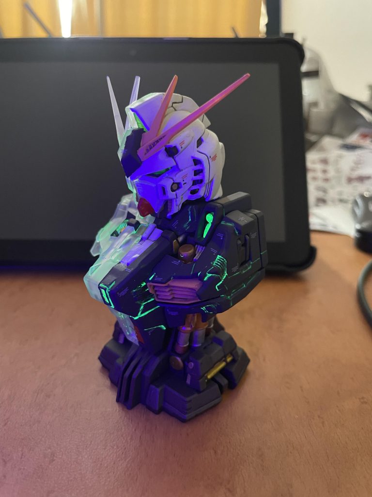 塗装した半分もコックピットに近いボディ部分はサイコフレームっぽく蛍光グリーンでスミ入れしました。