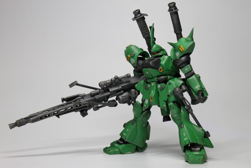 Gフレームを参考にしました肩はイフリートナハトから拝借しパテ整形リア、サイドスカートはSDのクシャトリヤから延長等で作成腕はパテ整形しました胴体はハイザックから拝借しています