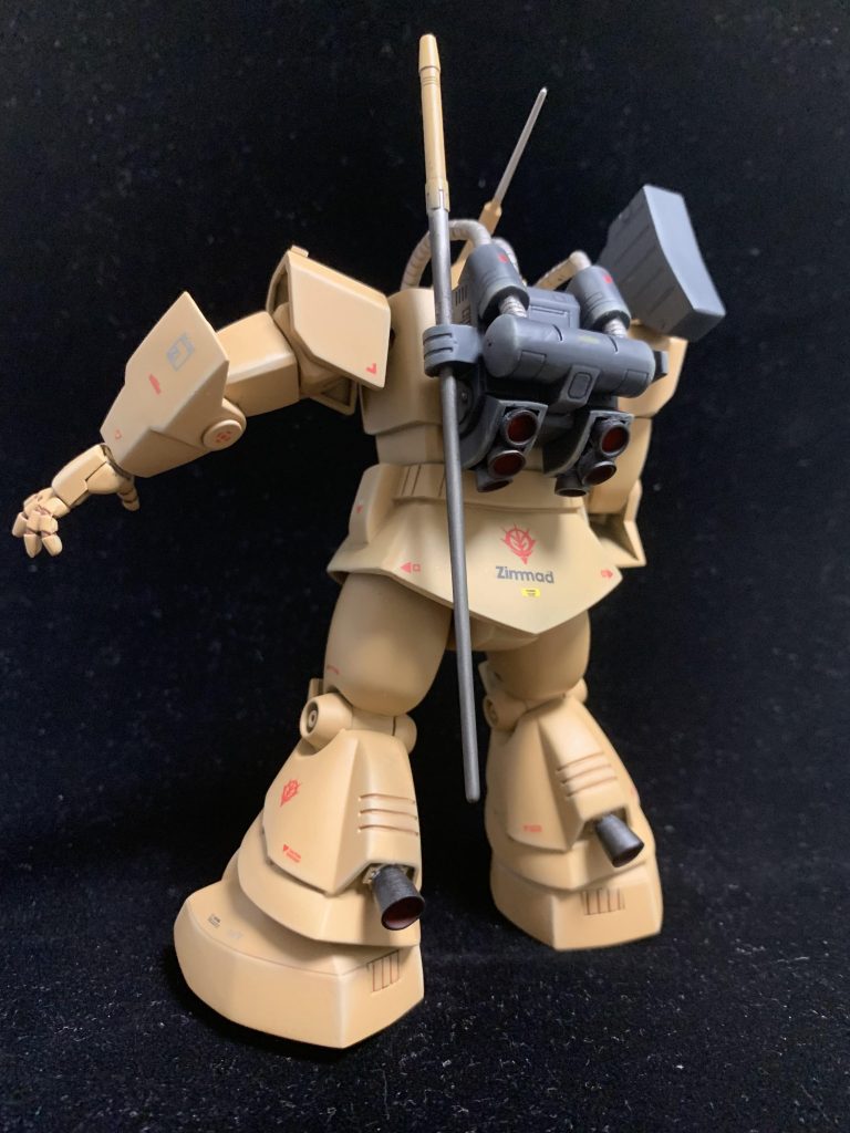 墨入れはリアルタッチマーカーの茶を使用、デカールはジオン軍用のガンダムデカールを適当に貼り付け、ウェザリングは全体にウェザリングマスターのライトサンドを、バーニアやバズーカの先端部にススを施してます。