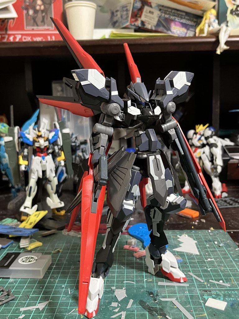 こちらがサフ前の状態です、頭部にバエルの顔を移植してハイドラガンダムやルプスの脚で改修延長しています、武器は大きめの物をチョイスしています、また各部にプラ板でディテールを追加しています