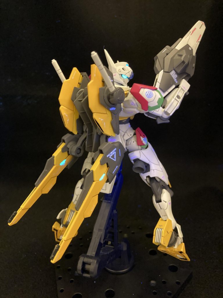 パッケージにもあるガンビットシールドを装備した後ろ姿このポーズが一番イケメンだと思うし取り付け時に塗装が剥がれる音がしたので外したくないですね・・・