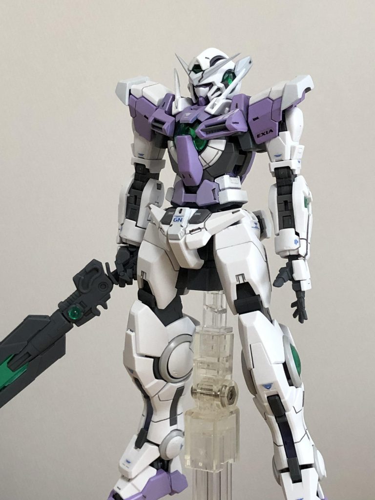 半年前、HGガンダムナドレを制作し終えた後、同じカラーリングでガンダムエクシアを制作しようと思いつきました。少し「R2」のようにすれば、より近接格闘強化のイメージになると思いました。そのため肩と腿、武装をクアンタのパーツに変更しました。思った通りだいぶスッキリした印象になりました。（少し女性っぽい？）