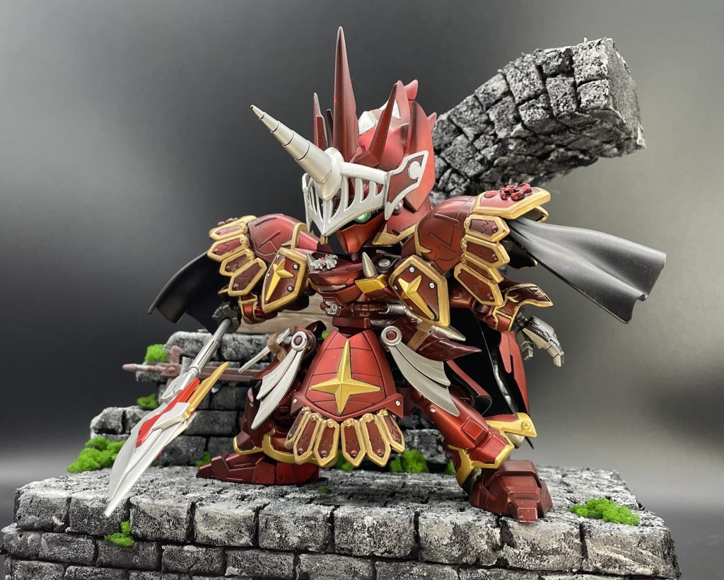 騎士サザビーの肉体に唯一騎士の魂が宿った黄昏の騎士。赤の騎士団の一翼として、青の騎士団の一団に立ちはだかる!!