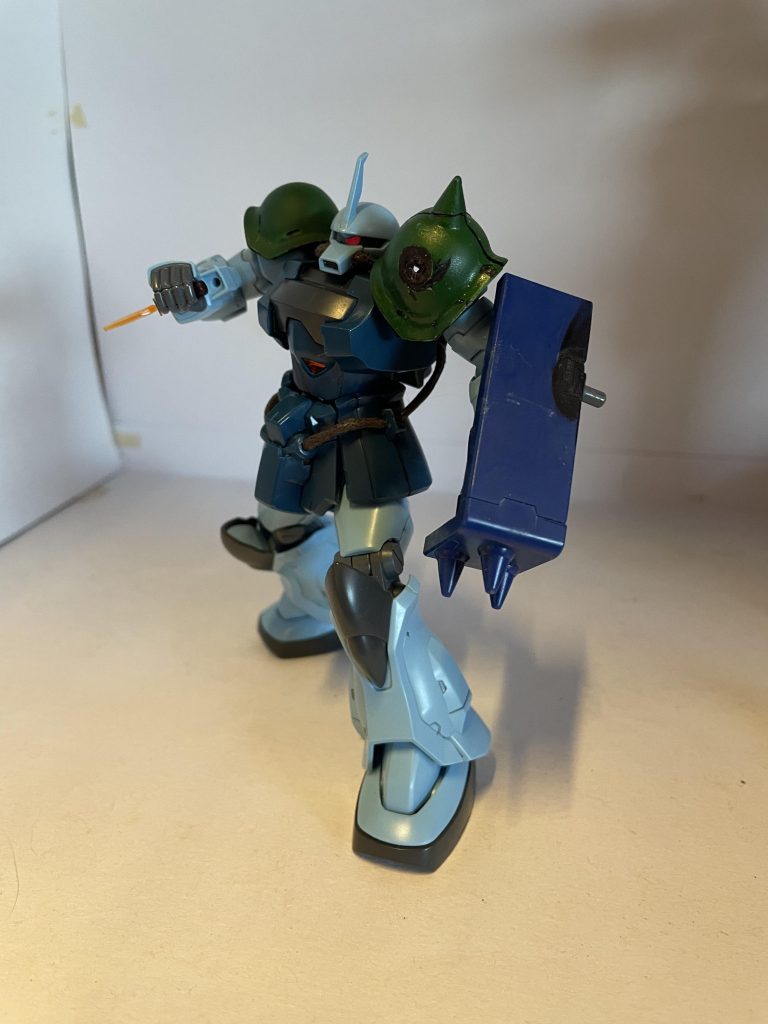 最後にガトリングをパージしてヒートダガー構えて！あ、ちらほら見える黒い所は…現地改修で塗料がなくその辺にある何かで塗った為に違う色になってるて設定でお願いします。それと左ザクIIのショルダーアーマーは、接着した後に無理やり外そうとして失敗したので割れ目を黒くしたら丁度いい感じになりました。