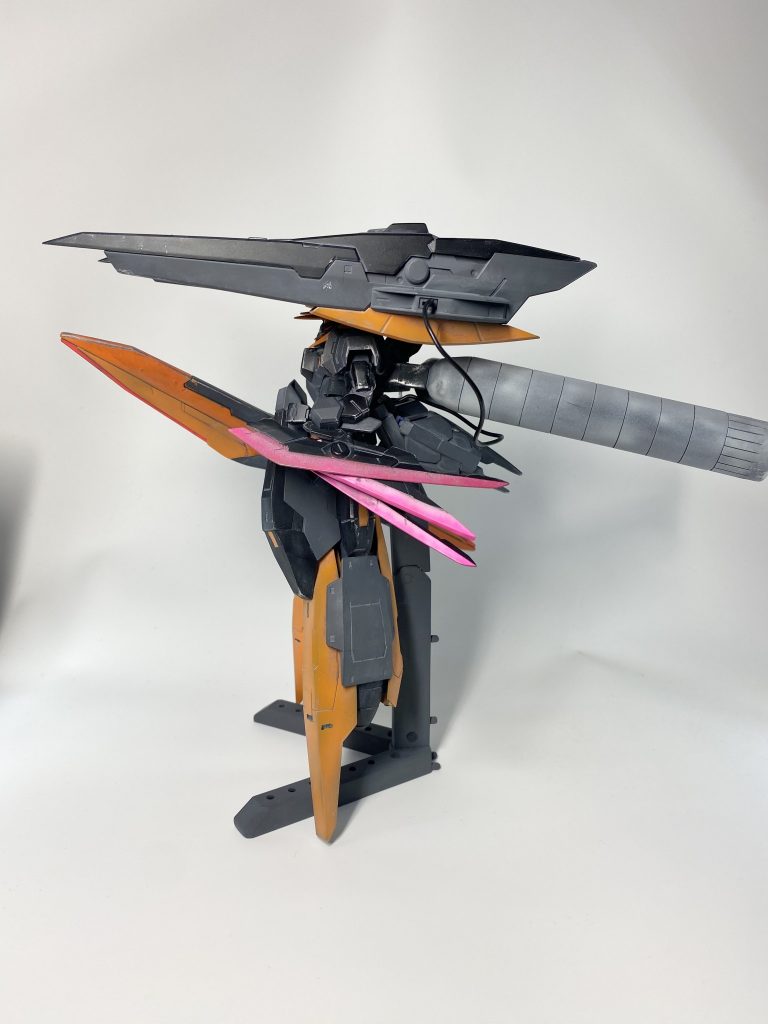 正面から見て右側にレイザーの武装を合わせた物を付けました