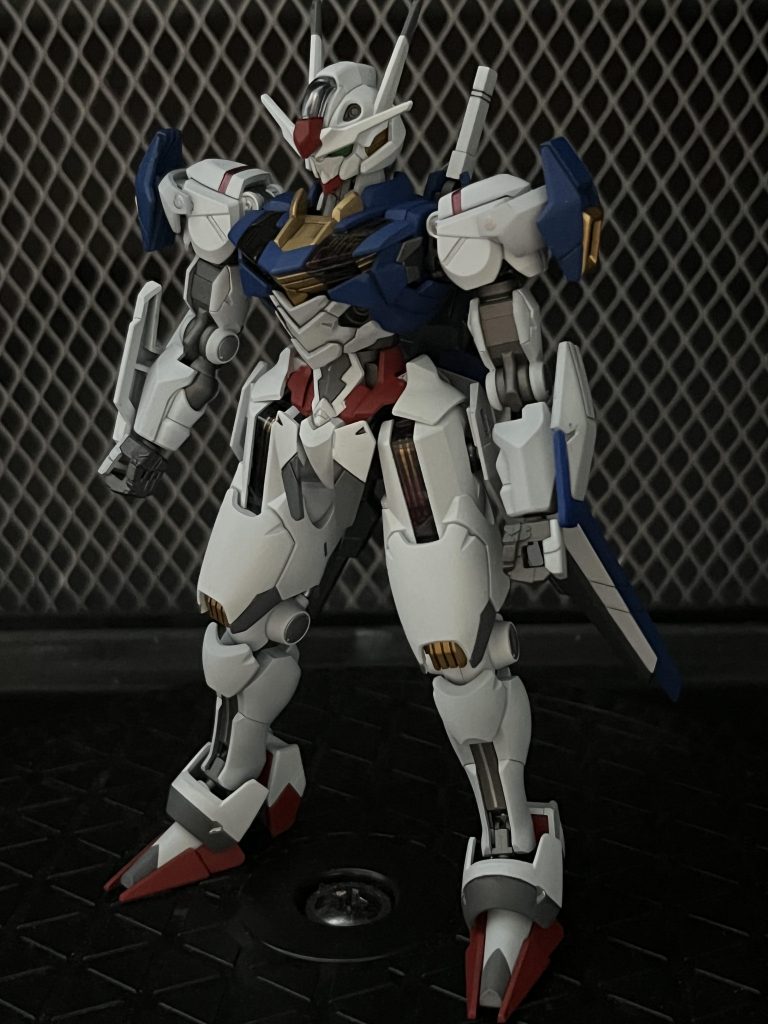 今作も全塗装で製作しました。使用色は、・下地:メカサフ ライト・フレーム部:サーフェイサーエヴォ ガンメタ・メインEXホワイトMSレッドMSブルースターブライトゴールド・部分塗り分けGXメタルブラッディレッドエナメル ガンメタルエナメル ブラックエナメル クロムシルバー・スミ入れエナメル ブラック・その他蛍光グリーン蛍光クリアーです。