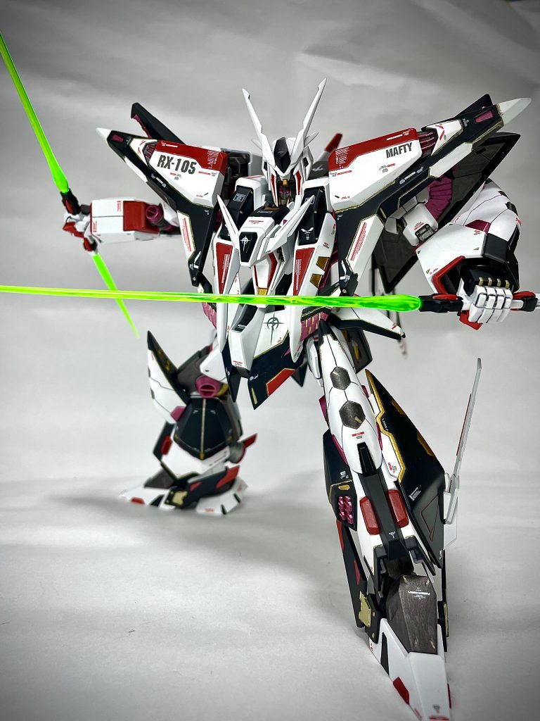 普段は基本筆塗りですが、今回は全体的にやすりがけして傷だらけになってしまったので、スプレーの黒サフを吹いています。広い範囲の黒のパーツは黒サフのまま。白を筆塗りでやるのはマジでめんどいので、白は黒サフの上にスプレーのベースホワイト、スプレーのホワイトで塗装しています。その他細かい部分の白黒やレッド、ゴールド、メタリックピンク、焼鉄色のところは筆塗りです。