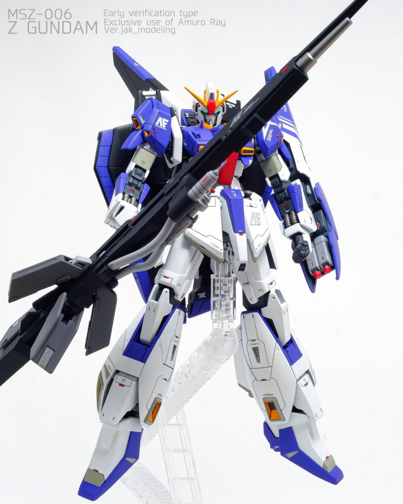 今回フレームをダークシーグレー、ポイントでアイアンメタリックでまとめました。赤はクレオスモンザレッド、蛍光レッド、ホワイト、の混色。ブルーバイオレットはクレオスのブルーとパープルに蛍光ピンクの混色です。白はガイア、アルティメットホワイトです。その後エアブラシにてフィニッシャーズスーパーフラットコートで艶消し。なだらかな塗装面を実現しています。