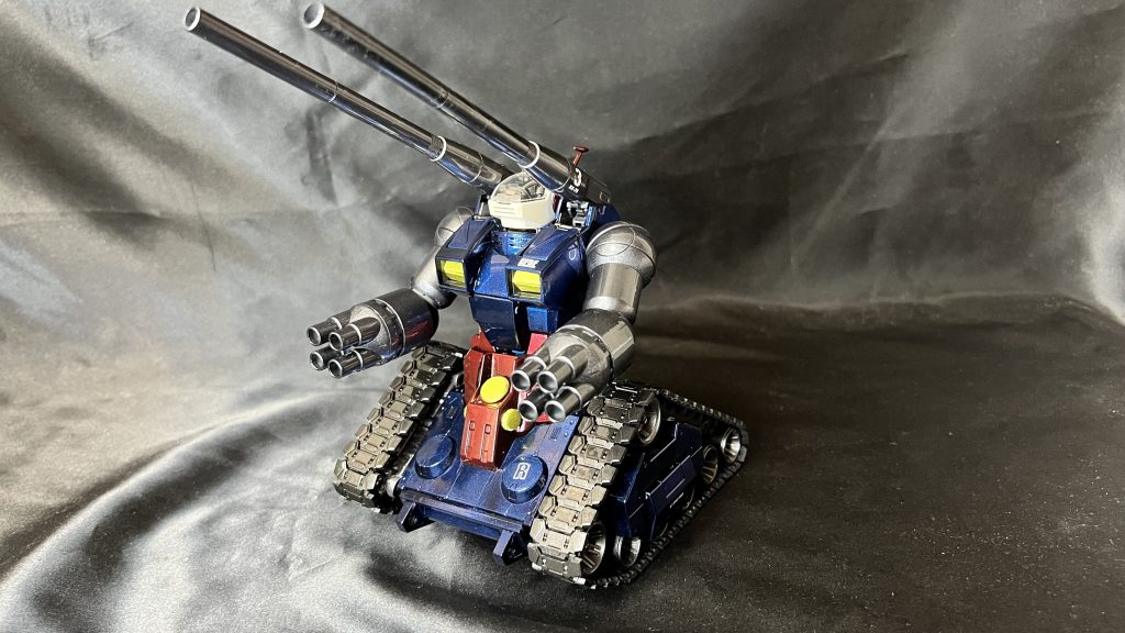 ななめ前から全体像。キャタピラは黒鉄色キャノンはガンメタル腕はGXメタルブラック内部パーツなどはスターブライトアイアンを使用しています。画像ではあまり変わりないようにみえちゃいますね