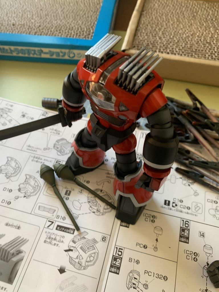 本体色はすべて水性ホビーカラー、黒サフ→白グラデーション→オレンジを重ねて塗っている途中で塗料なくなり→クリアーレッド。結果いい色になりました。