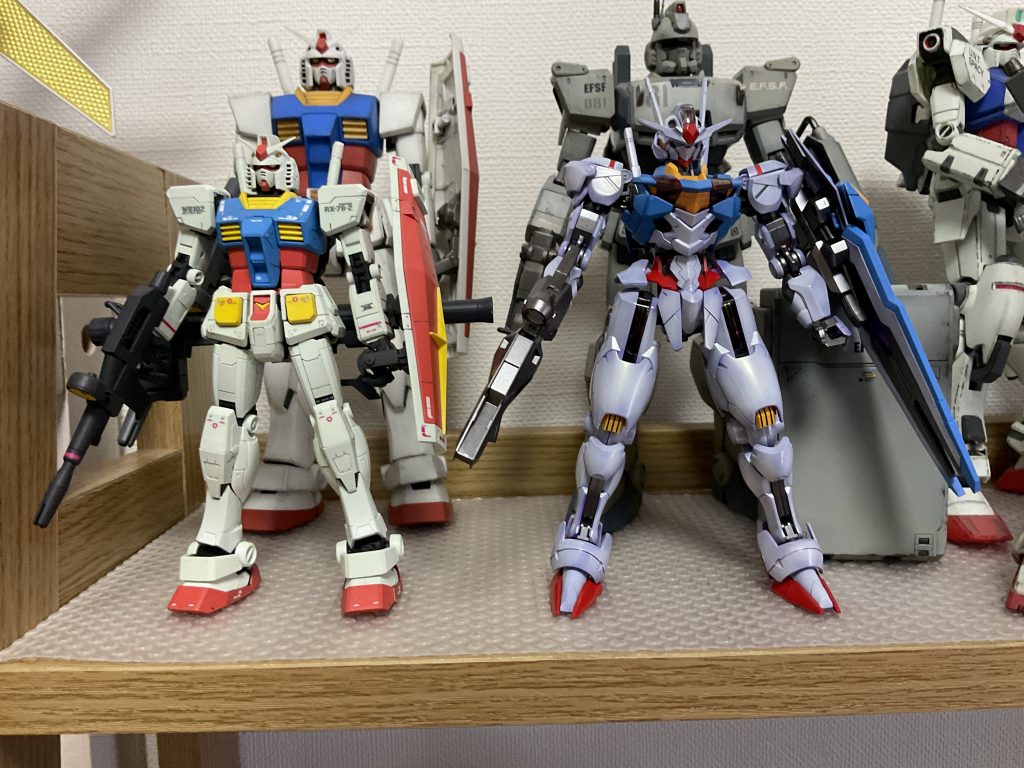 こうやって初代ガンダムとデザインの違いを見ながら楽しんでます😄