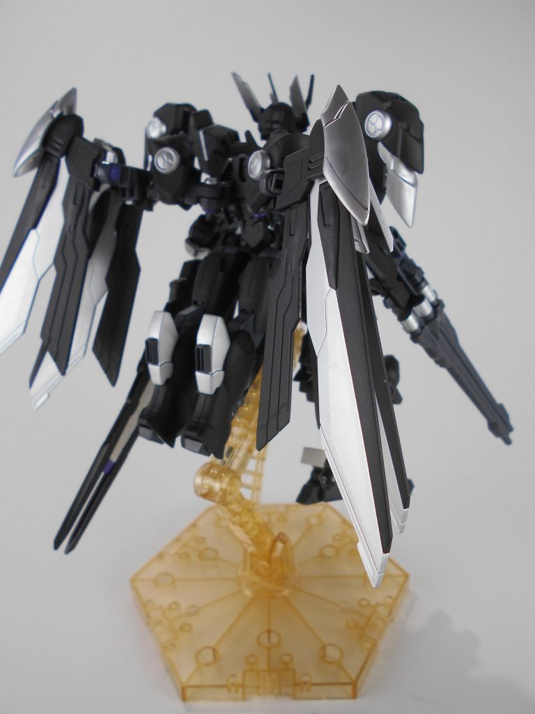 背面。リアスカートにはフェニーチェの脚部をベースにしたブースターを追加しています。