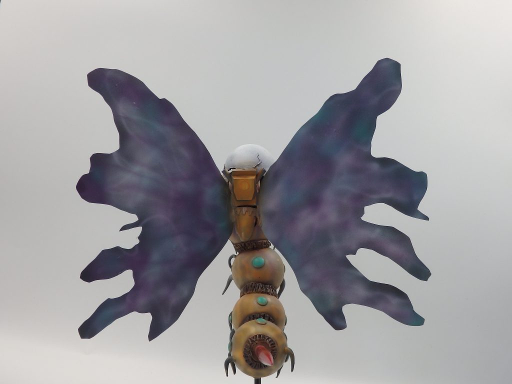 羽根の塗装はエアブラシで、細吹きと太吹きを組み合わせて怪しい羽根を表現してみました。ベースカラーはメタリックとクリアーカラーです。プラ板の透過を利用するため、溶きパテで部分的に遮光しています。