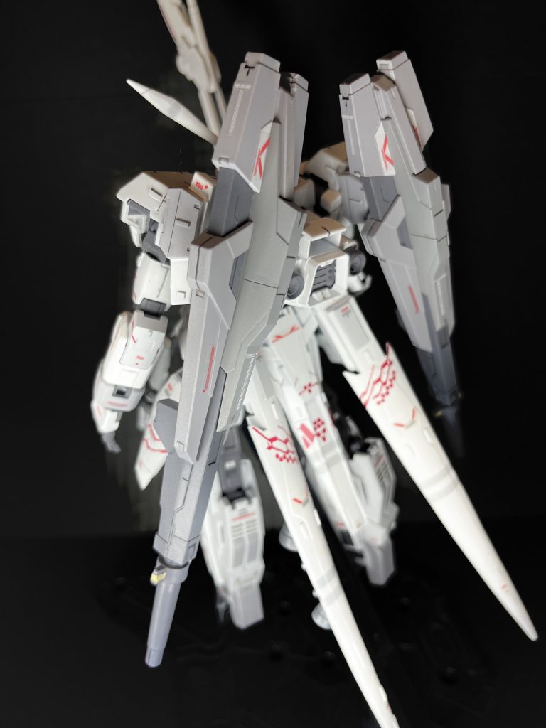 AGE-1スパローにAGE-2の上半身をミキシングした忍者ガンダムを前回作ったのですが、AGE-1とAGE-2はパーツの親和性が高くて、ミキシングがとても簡単でした。MG AGEシリーズ再販してますオススメです。