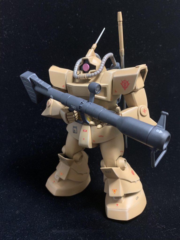 肩アーマーに貼り付けたプラ板ですが、元々は合わせ目消しの際に、微調整のために仮で貼ってたのですが、バズーカを構える際に安定させるのに意外と良い事に気づき、そのまま採用しました。