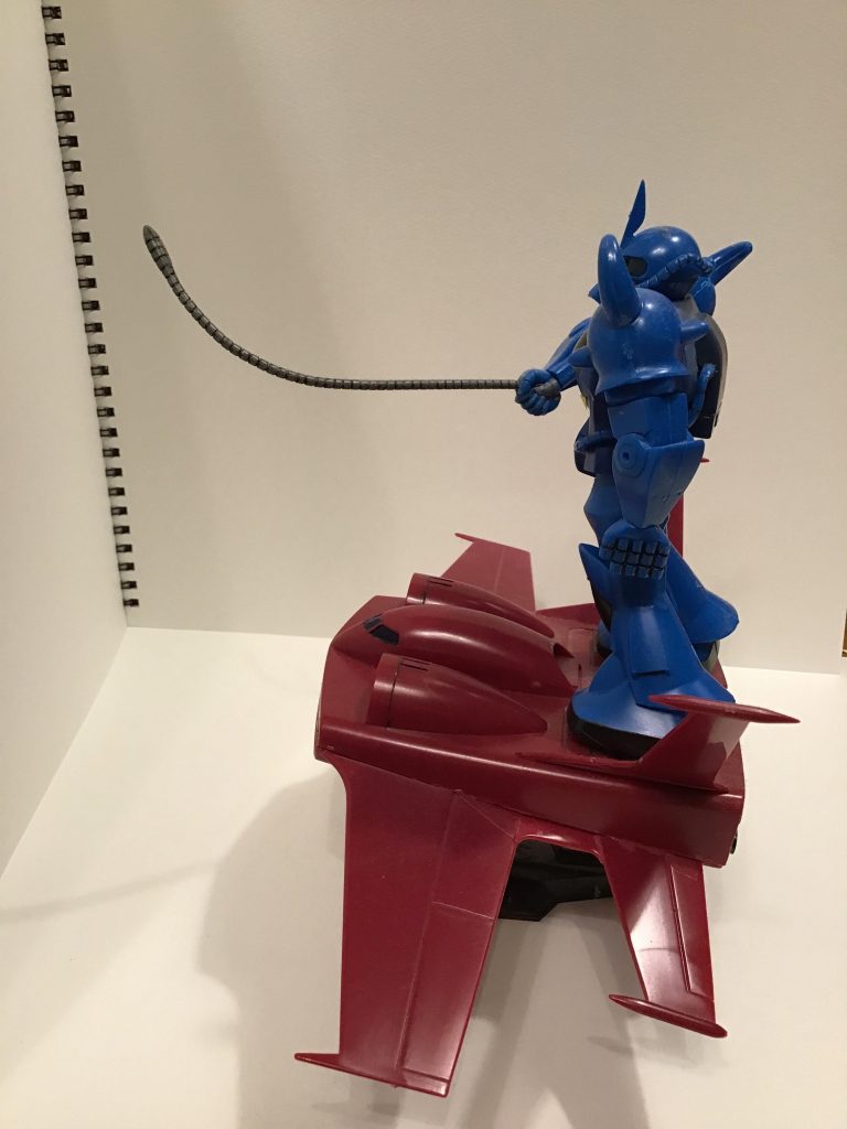 グフを乗せるために、股関節可動パーツが付属しているのがすごいですね。