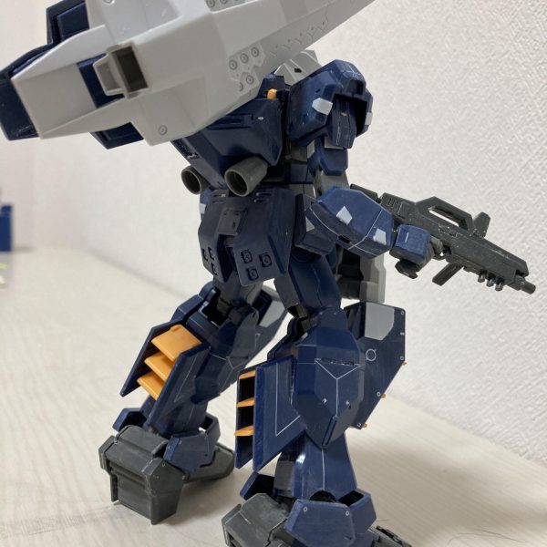 お久しぶりです。違うんです。サボってたわけではないんです。ガンプラ以外を制作してたら結構時間経ってた次第です。浮気作品が完成してギラ重作ろうかと思った矢先、玩具屋さんに行ったらアドバンスドヘイズルとエアリアルを発見。その後記憶を失って気がついたら、ガンプラの箱が二つ部屋に‥‥はい。という事ですまずはAOZよりアドバンスドヘイズルを制作します。今回のテーマはプラ板でのディテールです。ジェガンとのミキシングで次世代型ヘイズルも考えたんですが、今回は見送ります‥‥‥いつかガンプラが普通にいっぱい買える時が来たらミキシングもやってみます。写真は後戻りできそうな部分だけ仮組みしてプラ板貼り付けとスジボリ追加でディテールアップしました。もう少しディテールは追加すると思います。（2枚目）