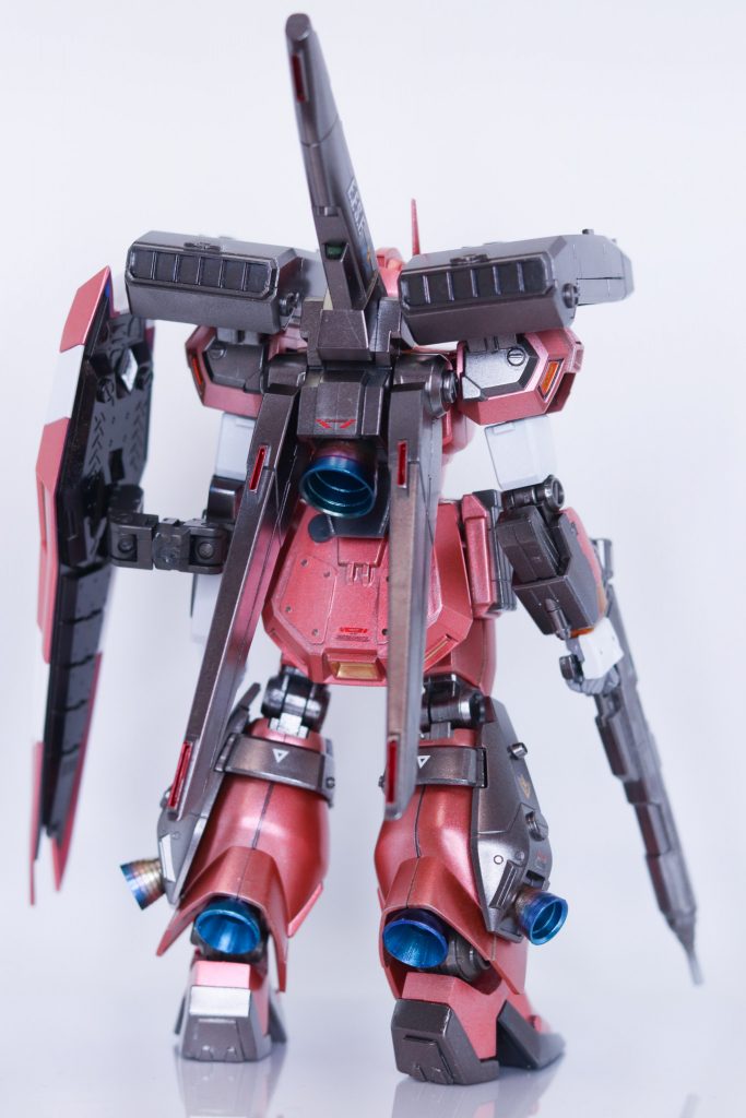 バーニアをメッキから数色塗り重ねていき、焼け感にトライしてみました。マーカーは吹き出す方向や量の調節が難しいですが、苦労に見合った仕上がりになったと思います