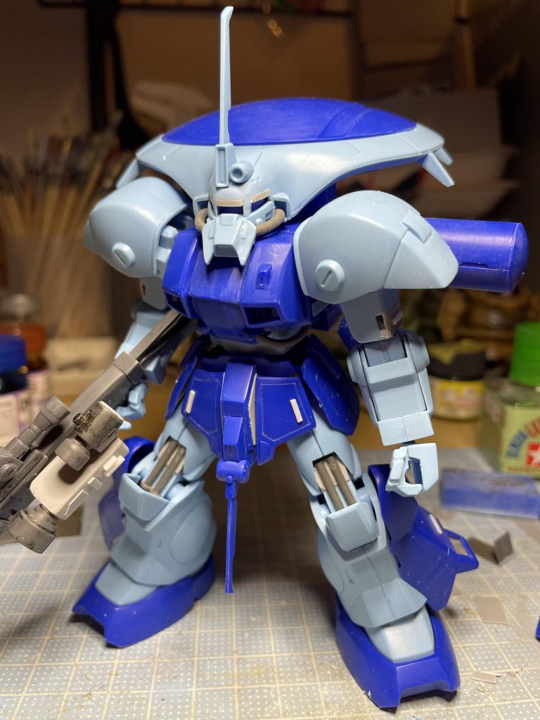 モノアイ周りプラ板で細くしてコブみたいな部分をシャープにする為に削り足部分にパネルラインスジボリと穴を開けアミを貼り付けてみました。各アンテナはシャープにアンダーアーマーもプラ板を貼り付ける等改造をしてみました。