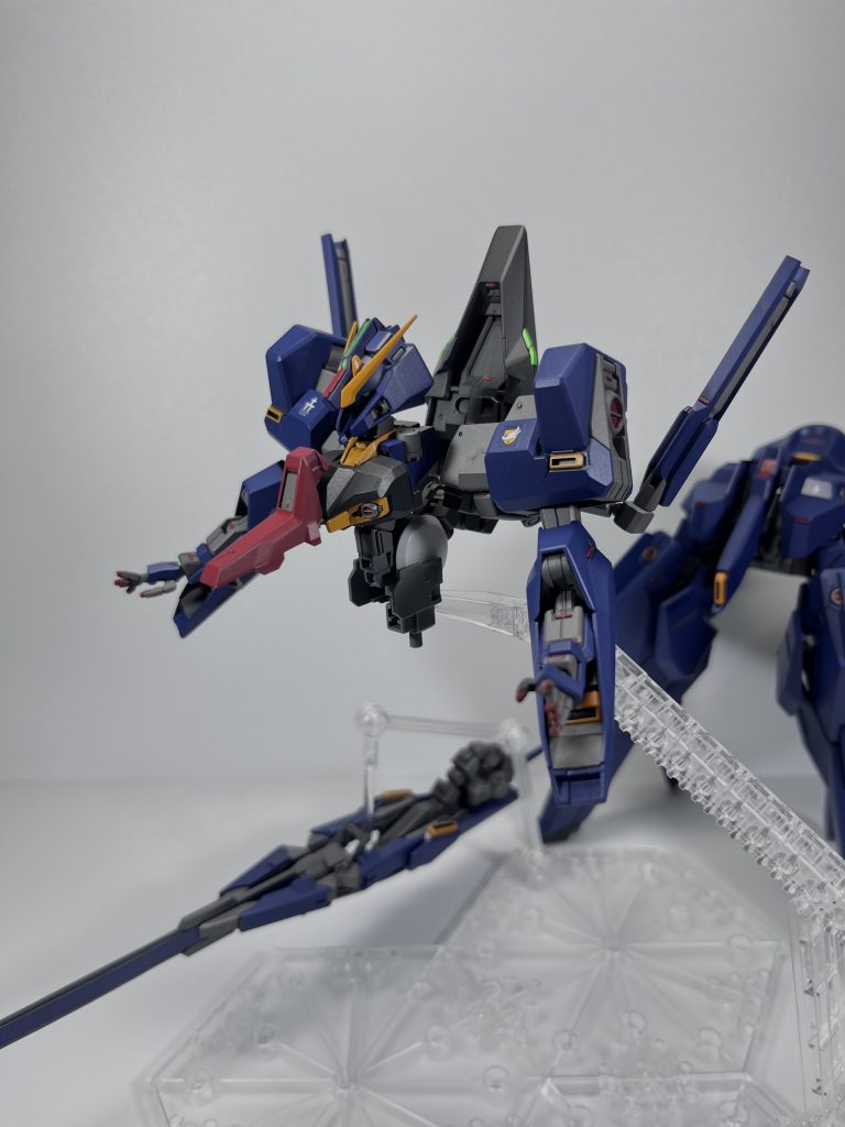 肩ブロックを外側に開くと胴体とのロックが外れるので、胴体を引き出し、機首を起こします。