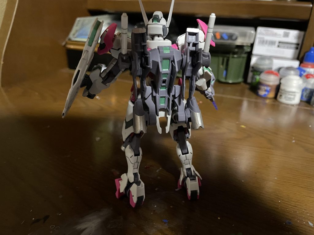 肩やバーニア、足などをシタデル、ファレホで塗装しました。