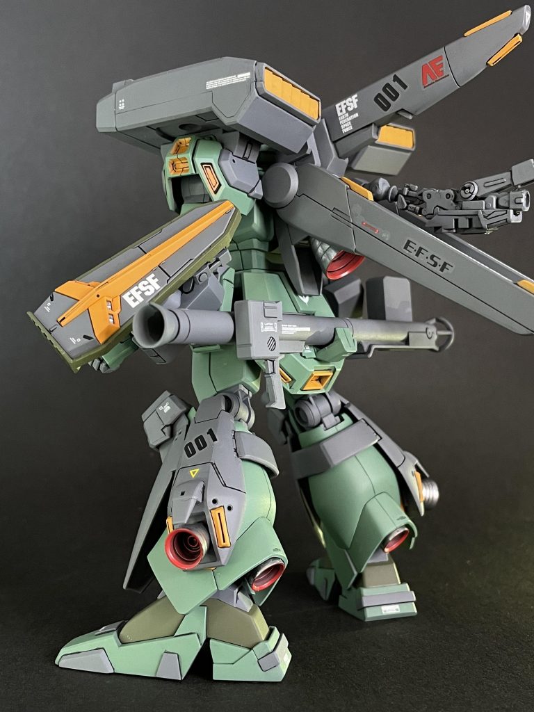 左背面ですオリ武器企画第一弾ミニサイズのシールドです。特徴的なカラーリングに注目してもらいたいです!そうです!黄色部分が連邦マーク!に見えませんか?笑笑 結構お気に入りです!バズーカの腰部装備ラッチを追加してみました。やはりニュータイプ専用ですからね(しつこい)。