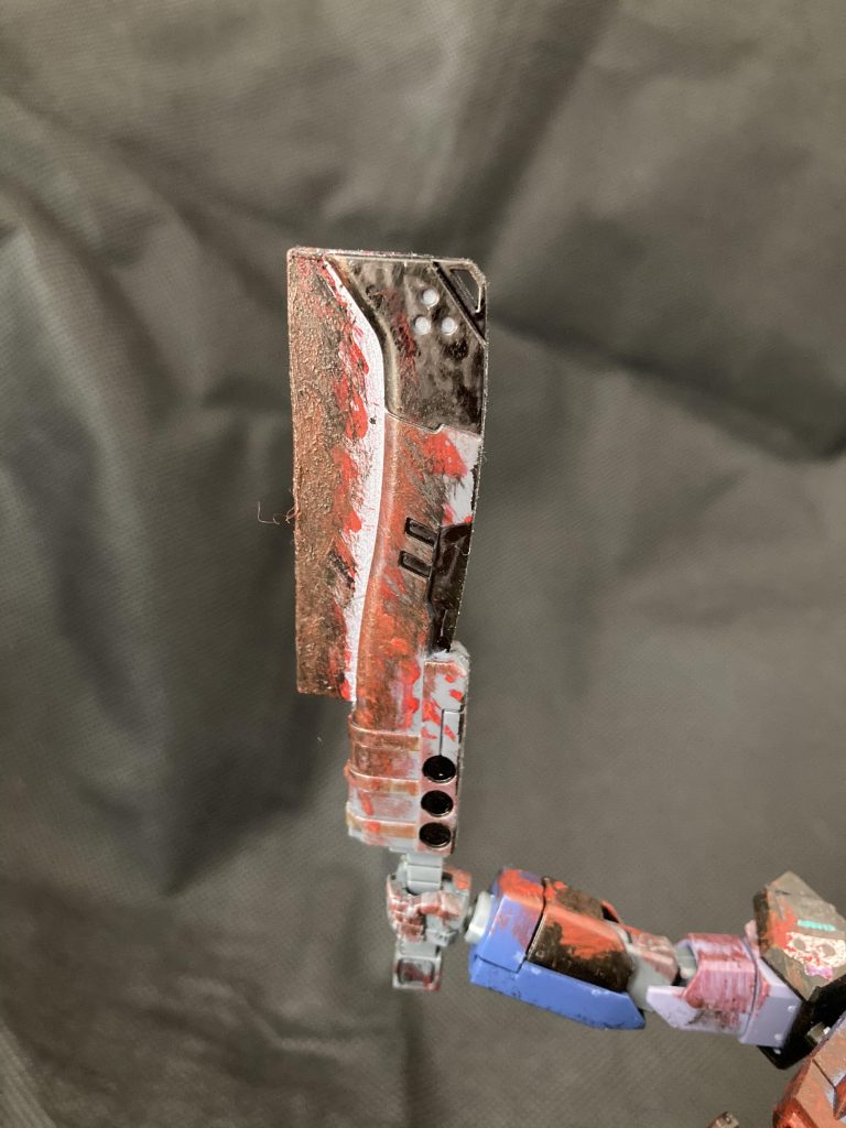 ナタの刃部分は他で使ってなくなってるので、プラ板で作り直しました。