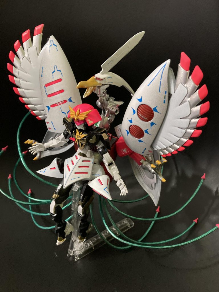 鳳凰キュベレイはHGベースに、華々しく蛍光色ボディにツヤ豪華な鳳凰の翼の表現を目指して、