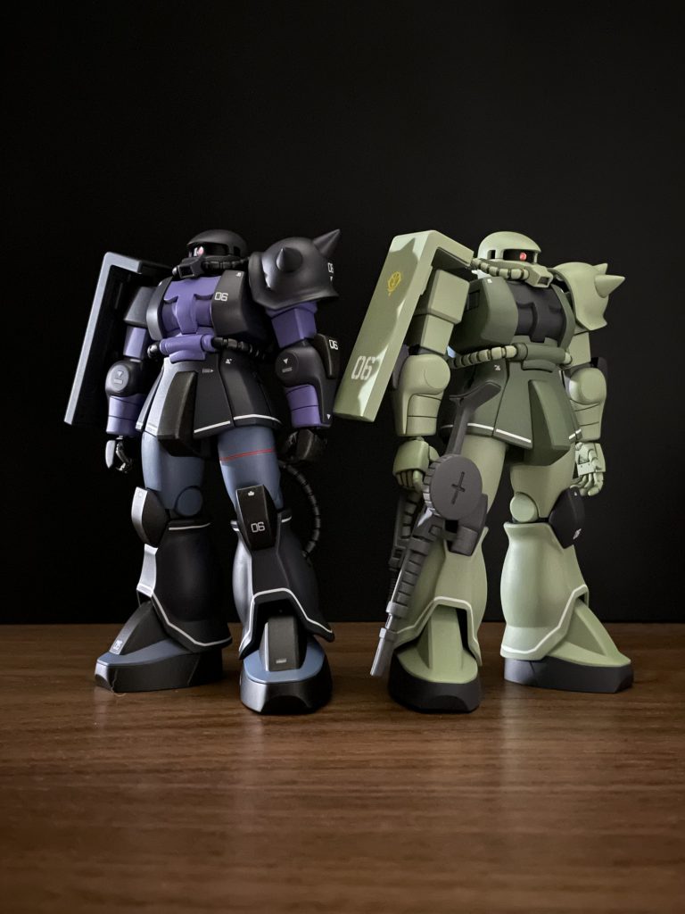 ノーマルカラーの量産型ザクと。ザクは何体でも作りたくなりますね。