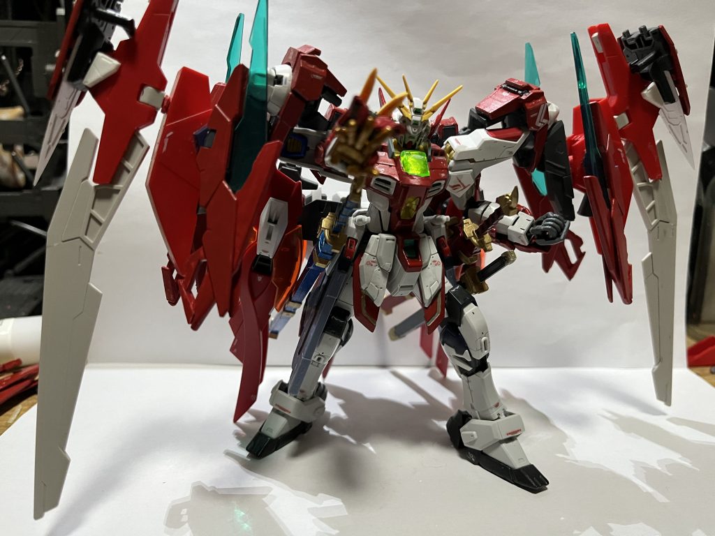 ガンダムアマテラスホウオウ。ホウオウはRGオーライザーをベースにHGガンダムAGE-2マグナムとライトニングBWS Mk-IIIのパーツをミキシング。