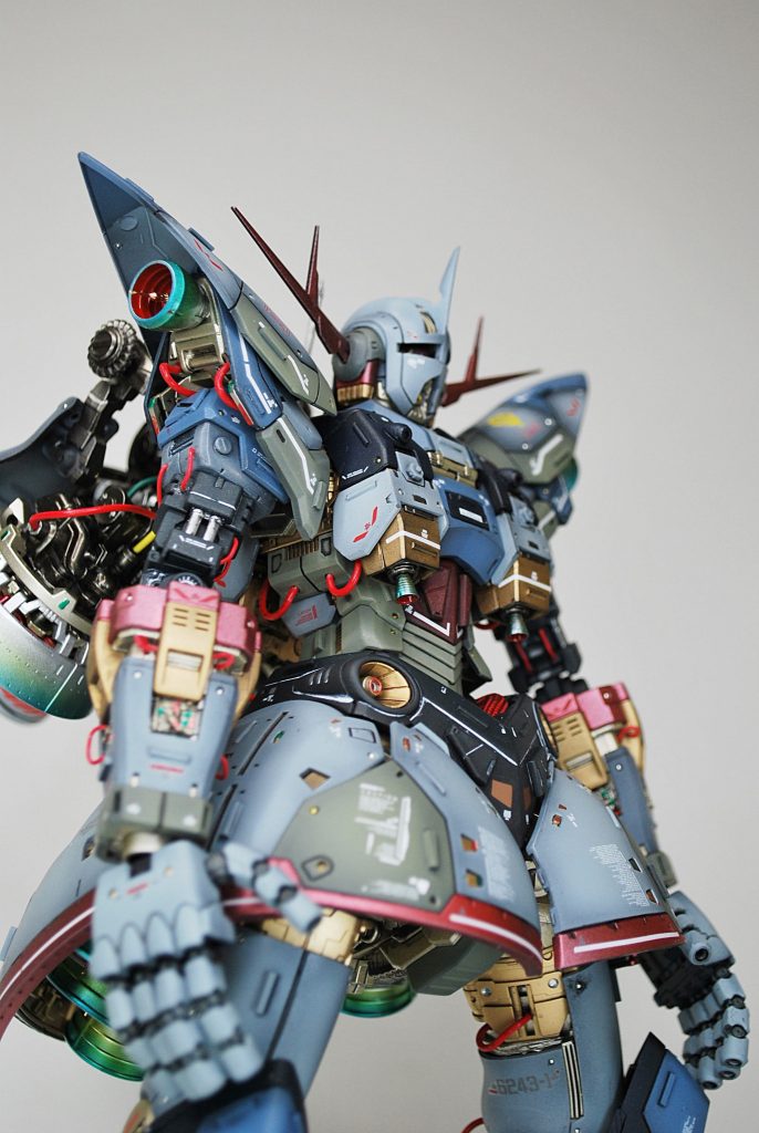 個人的に金とメタルレッドの差し色がお気に入りです。